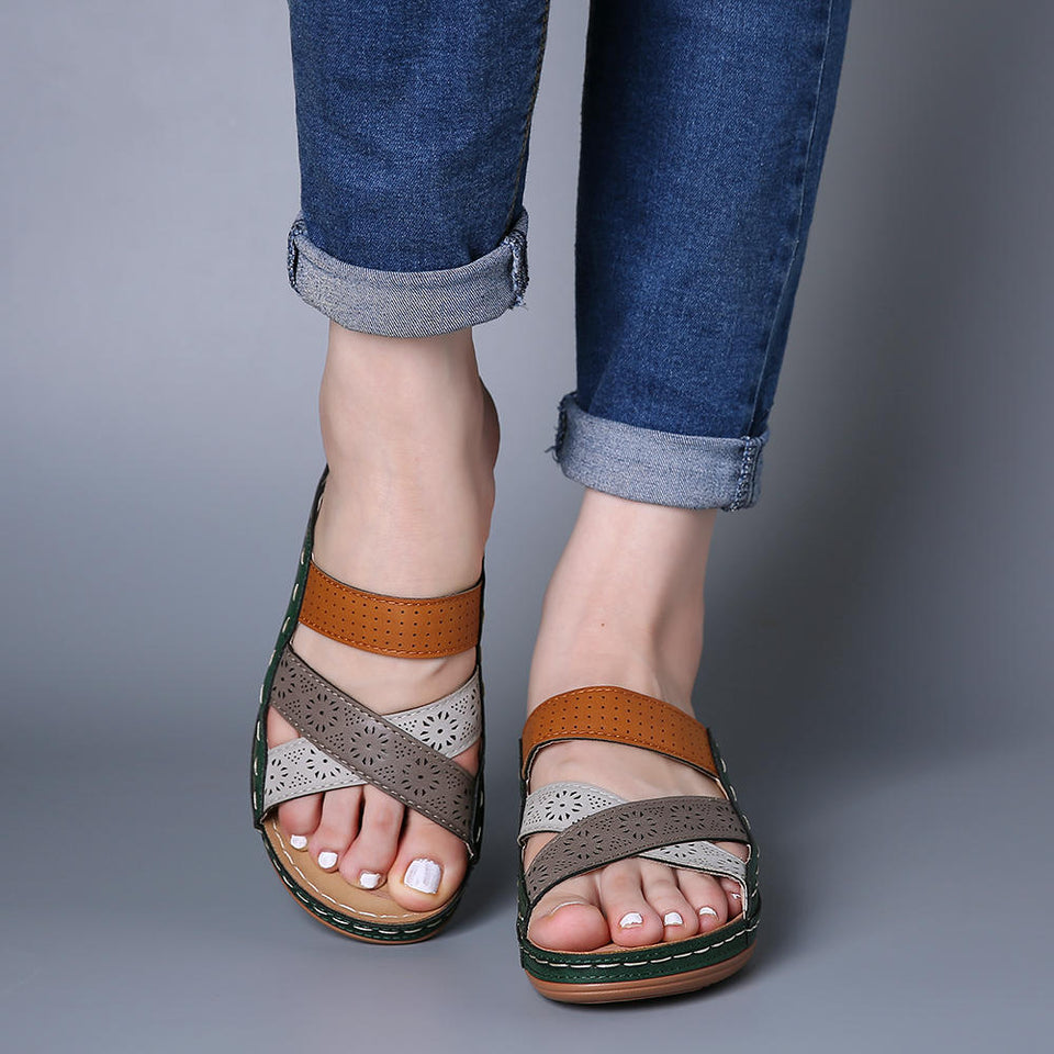 Hole-crossing open-toe wedge slippers