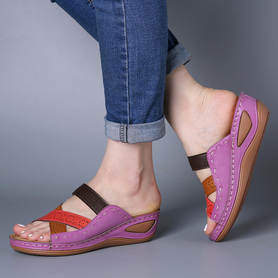 Hole-crossing open-toe wedge slippers