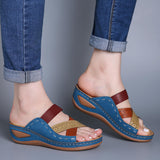 Hole-crossing open-toe wedge slippers