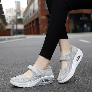 Women's stretchable breathable lightweight walking shoes